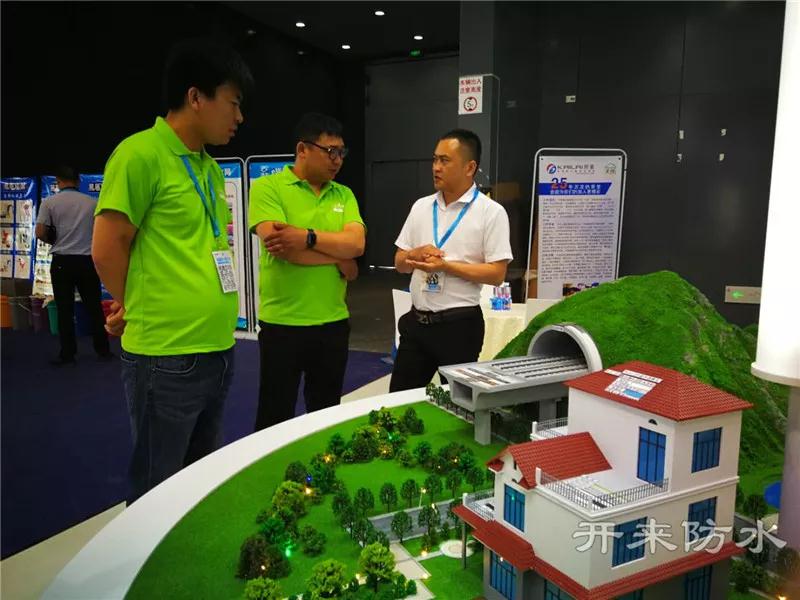 開來濕克威防水英姿颯爽的解說經(jīng)理